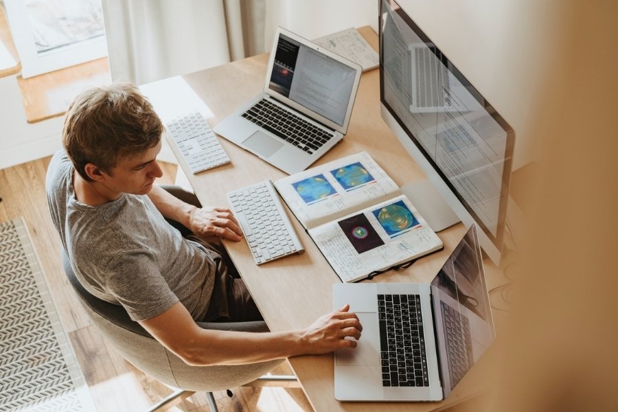 Avoir une bonne posture quand on travaille de chez soi : ça s'apprend